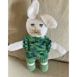 Hase „Tommy“ gestrickt mit kompletter Bekleidung, ein handgestrickter Hase sucht ein liebevolles Zuhause