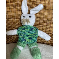 Hase „Tommy“ gestrickt mit kompletter Bekleidung, ein handgestrickter Hase sucht ein liebevolles Zuhause