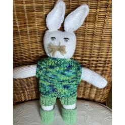 Hase „Tommy“ gestrickt mit kompletter Bekleidung, ein handgestrickter Hase sucht ein liebevolles Zuhause