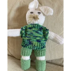 Hase „Tommy“ gestrickt mit kompletter Bekleidung, ein handgestrickter Hase sucht ein liebevolles Zuhause