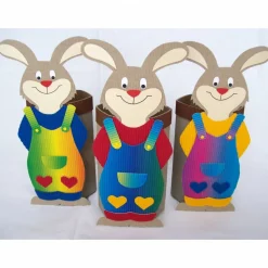 Hasenkind mit Geschenkbox als Osterkörbchen, Osternest, Frühlingsdeko, Osterhase aus Wellpappe, Verpackung für Geschenke