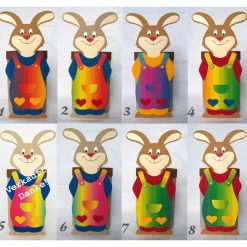 Hasenkind mit Geschenkbox als Osterkörbchen, Osternest, Frühlingsdeko, Osterhase aus Wellpappe, Verpackung für Geschenke