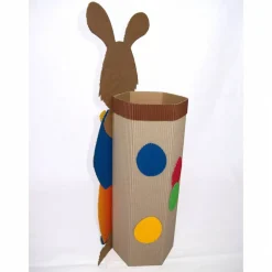 Hasenkind mit Geschenkbox als Osterkörbchen oder Frühlingsdeko, Osternest, Osterhase aus Wellpappe