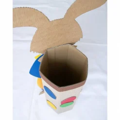 Hasenkind mit Geschenkbox als Osterkörbchen oder Frühlingsdeko, Osternest, Osterhase aus Wellpappe