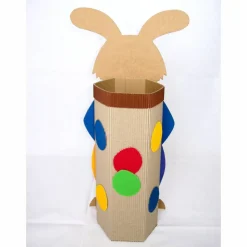 Hasenkind mit Geschenkbox als Osterkörbchen oder Frühlingsdeko, Osternest, Osterhase aus Wellpappe