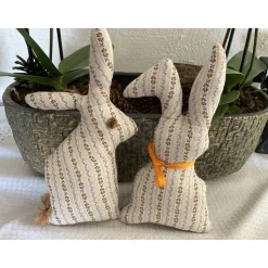 Hasenpaar aus geblümtem Baumwollstoff, genähte Hasen im Set für Frühjahrs- und Osterdekoration