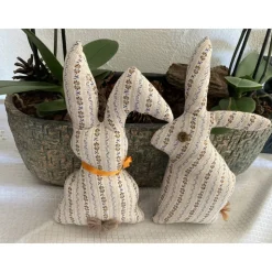 Hasenpaar aus geblümtem Baumwollstoff, genähte Hasen im Set für Frühjahrs- und Osterdekoration