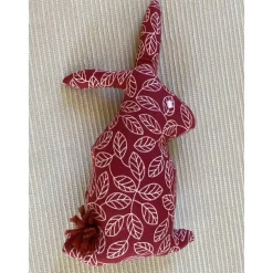 Hasenpaar aus rotem und cremefarbenem Baumwollstoff, genähte Hasen im Set für Frühjahrs- und Osterdekoration