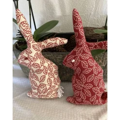 Hasenpaar aus rotem und cremefarbenem Baumwollstoff, genähte Hasen im Set für Frühjahrs- und Osterdekoration