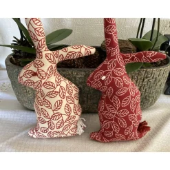 Hasenpaar aus rotem und cremefarbenem Baumwollstoff, genähte Hasen im Set für Frühjahrs- und Osterdekoration