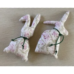 Hasenpaar aus schönem Blusenstoff, genähte Hasen im Set für Frühjahrs- und Osterdekoration