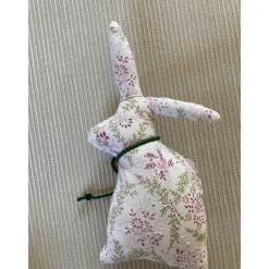 Hasenpaar aus schönem Blusenstoff, genähte Hasen im Set für Frühjahrs- und Osterdekoration