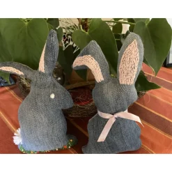 Hasenpaar Jeansstoff-Upcycling mit Stickereien und Verzierungen, Hasen im Set. Osterdekoration
