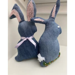 Hasenpaar Jeansstoff-Upcycling mit Stickereien und Verzierungen, Hasen im Set. Osterdekoration