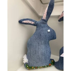 Hasenpaar Jeansstoff-Upcycling mit Stickereien und Verzierungen, Hasen im Set. Osterdekoration