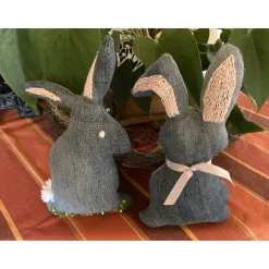 Hasenpaar Jeansstoff-Upcycling mit Stickereien und Verzierungen, Hasen im Set. Osterdekoration