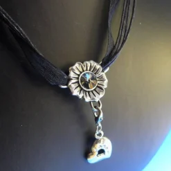 hübsche Halskette Blüte mit Kristall und Charm Herz mit Strass, silber, Organzaband schwarz, Karabiner