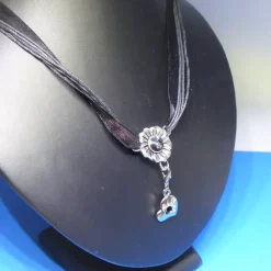 hübsche Halskette Blüte mit Kristall und Charm Herz mit Strass, silber, Organzaband schwarz, Karabiner
