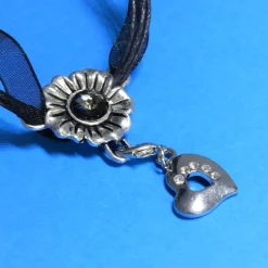hübsche Halskette Blüte mit Kristall und Charm Herz mit Strass, silber, Organzaband schwarz, Karabiner
