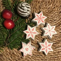 Hübsche kleine Deko-Sterne aus weißem Beton, weihnachtlich mit rot bemalt, 5er Set, 4 cm