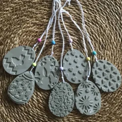 Hübsche Osteranhänger aus Beton, Ostereier, weiß oder grau, mit Bändchen, 8er Set