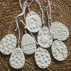 Hübsche Osteranhänger aus Beton, Ostereier, weiß oder grau, mit Bändchen, 8er Set