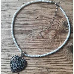 hübsche Perlenkette mit dekorativem Herzanhänger