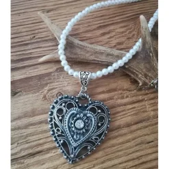 hübsche Perlenkette mit dekorativem Herzanhänger