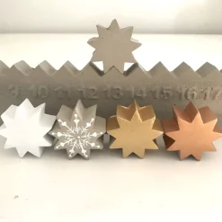 Hübscher immerwährender Adventskalender aus Beton, Adventsstadt mit Stern in verschiedenen Farben, Größe 46 x 5,5 cm
