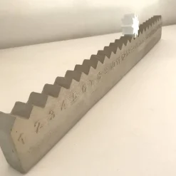 Hübscher immerwährender Adventskalender aus Beton, Adventsstadt mit Stern in verschiedenen Farben, Größe 46 x 5,5 cm