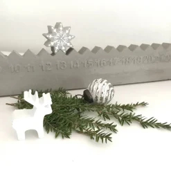 Hübscher immerwährender Adventskalender aus Beton, Adventsstadt mit Stern in verschiedenen Farben, Größe 46 x 5,5 cm