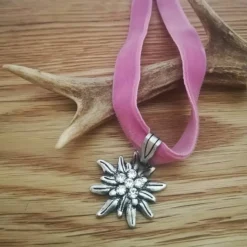 hübsches Samt-Kropfband, dehnbar, rosa, mit Edelweißanhänger