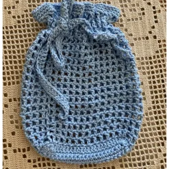 Hellblaues Häkelnetz für kleine Schätze oder als umweltfreundliche Verpackung für ein Geschenk