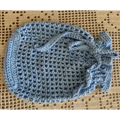 Hellblaues Häkelnetz für kleine Schätze oder als umweltfreundliche Verpackung für ein Geschenk