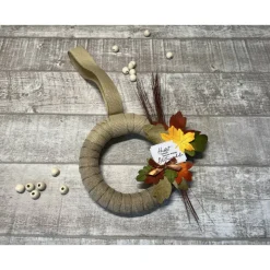 Herbstlicher Türkranz zur Dekoration im Innenbereich, bunte Blätter aus Papier schmücken den Kranz, Homedeko