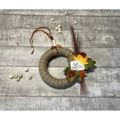 Herbstlicher Türkranz zur Dekoration im Innenbereich, bunte Blätter aus Papier schmücken den Kranz, Homedeko