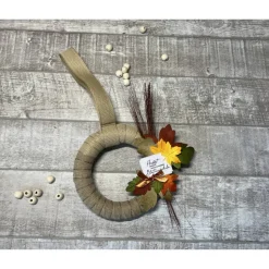 Herbstlicher Türkranz zur Dekoration im Innenbereich, bunte Blätter aus Papier schmücken den Kranz, Homedeko