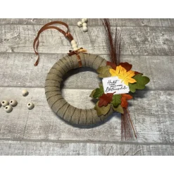 Herbstlicher Türkranz zur Dekoration im Innenbereich, bunte Blätter aus Papier schmücken den Kranz, Homedeko