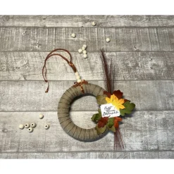 Herbstlicher Türkranz zur Dekoration im Innenbereich, bunte Blätter aus Papier schmücken den Kranz, Homedeko