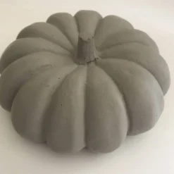 Herbstzeit - Kürbiszeit Großer Kürbis aus Beton, grau, Durchmesser 12,5 cm