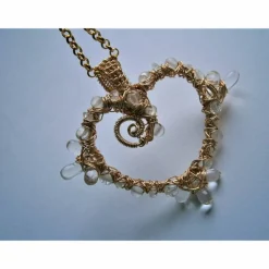 Herz Anhänger Bergkristall und Mondstein in wirework goldfarben handgemacht lange Kette Valentinstag
