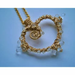 Herz Anhänger Bergkristall und Mondstein in wirework goldfarben handgemacht lange Kette Valentinstag
