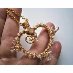 Herz Anhänger Bergkristall und Mondstein in wirework goldfarben handgemacht lange Kette Valentinstag