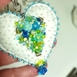 Herz Anhänger Brosche mit Blümchen aqua türkis handbestickt – Halskette im Boho Ibiza Stil