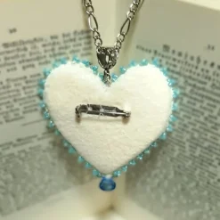 Herz Anhänger Brosche mit Blümchen aqua türkis handbestickt – Halskette im Boho Ibiza Stil