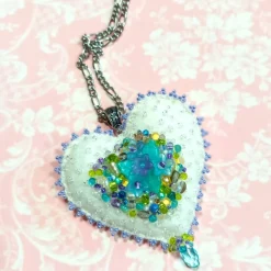 Herz Anhänger Brosche mit Blümchen flieder türkis handbestickt – Halskette im Boho Ibiza Stil