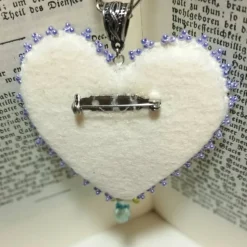 Herz Anhänger Brosche mit Blümchen flieder türkis handbestickt – Halskette im Boho Ibiza Stil