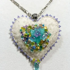 Herz Anhänger Brosche mit Blümchen flieder türkis handbestickt – Halskette im Boho Ibiza Stil