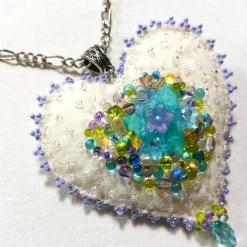 Herz Anhänger Brosche mit Blümchen flieder türkis handbestickt – Halskette im Boho Ibiza Stil