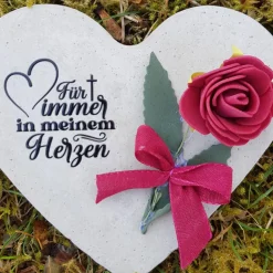 Herz aus Beton mit Schriftzug Kunstrose Grabschmuck Trauer Grabgesteck Grabherz